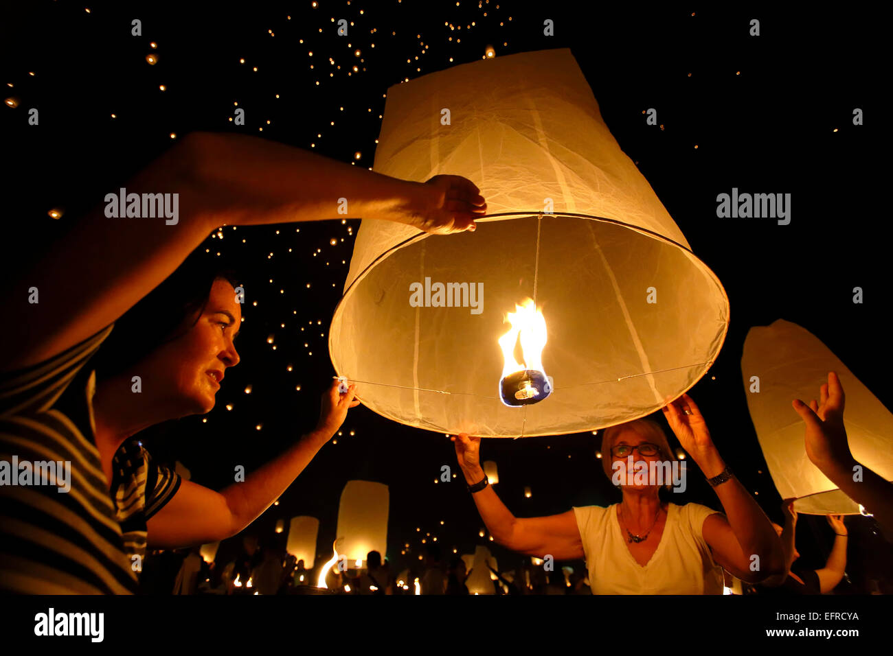 La gente soltando LINTERNAS Linterna Yeepeng Lanna, Festival Internacional Dhutanka Lanna, Chiang Mai, Tailandia Foto de stock