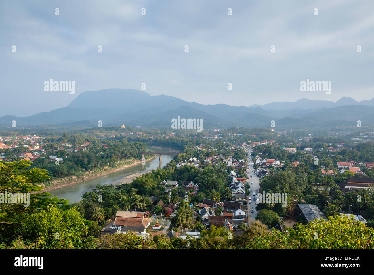 Vistas de Luang Prabang y el río Nam Khan, Laos. Foto de stock