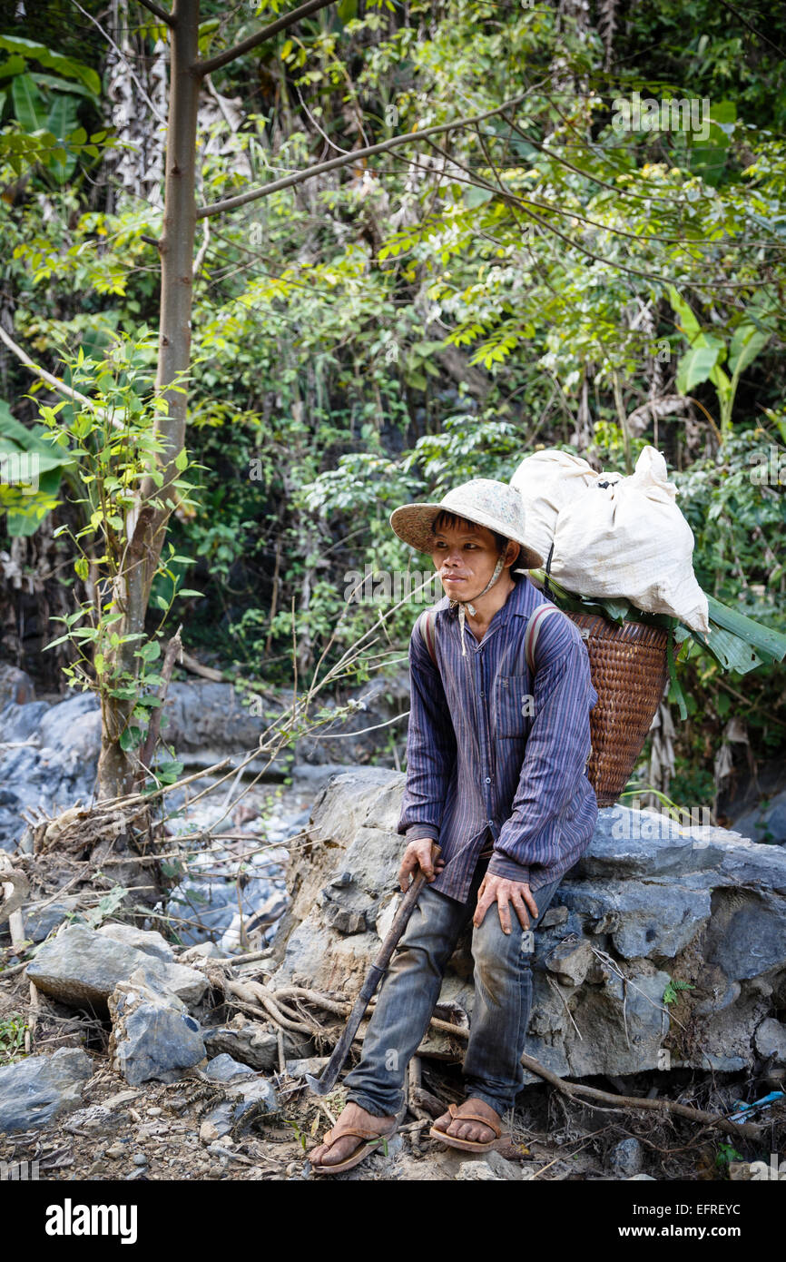 Retrato de un granjero, Vang Vieng, en Laos. Foto de stock