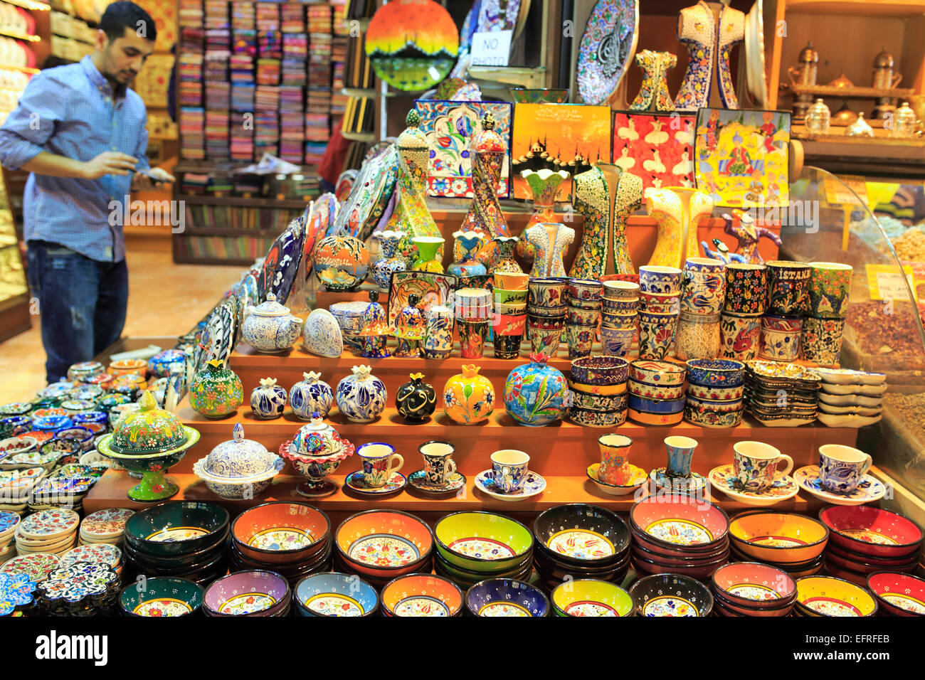 El Bazar de las especias, el Bazar Egipcio, handmade platos tradicionales turcos, Estambul, Turquía Foto de stock