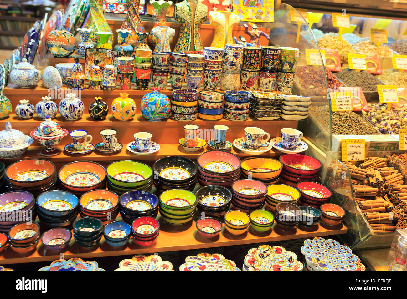 El Bazar de las especias, el Bazar Egipcio, handmade platos tradicionales turcos, Estambul, Turquía Foto de stock