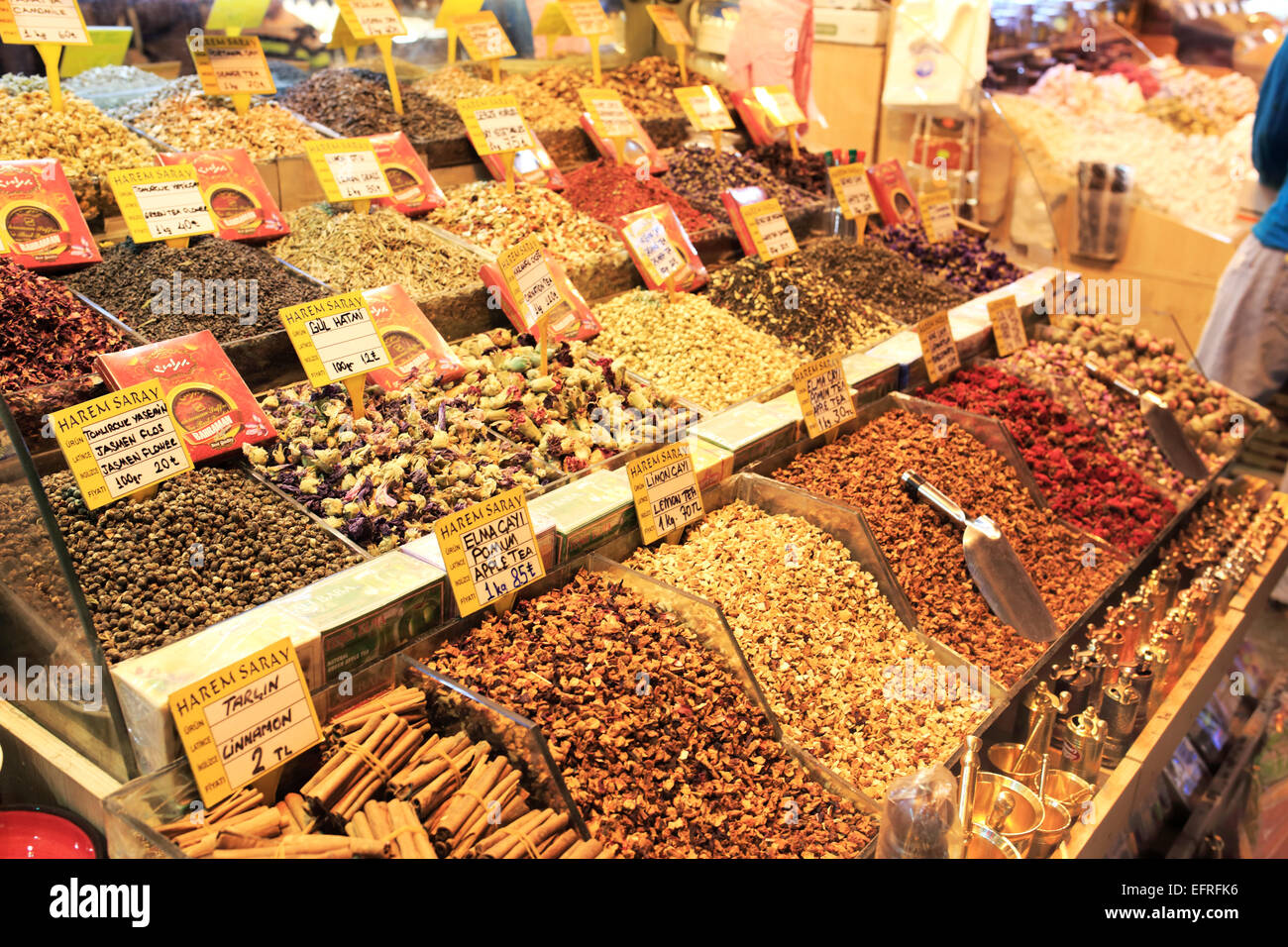 El Bazar de las especias, el Bazar Egipcio, handmade platos tradicionales turcos, Estambul, Turquía Foto de stock