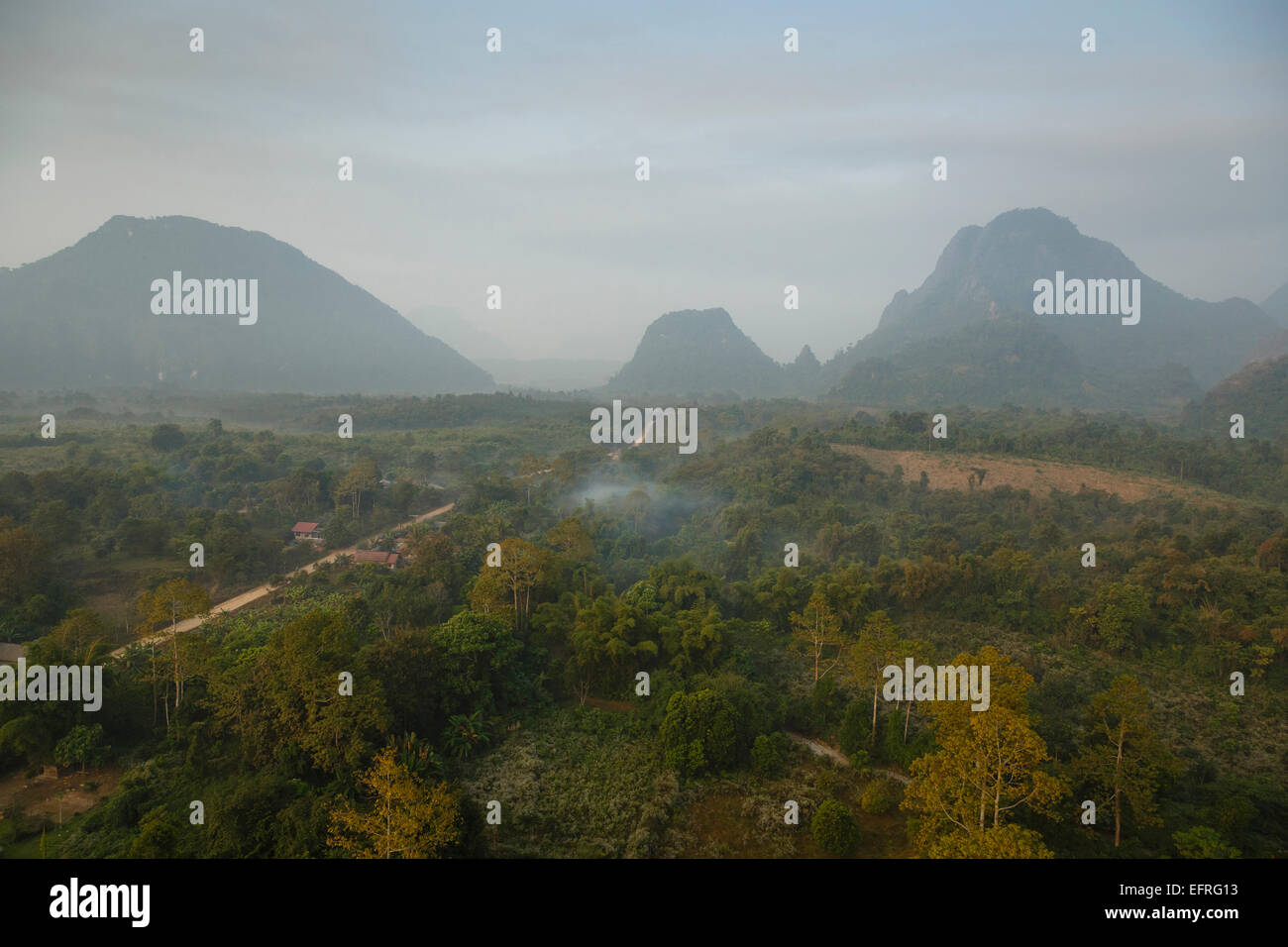 Vista aérea de los alrededores de Vang Vieng, en Laos. Foto de stock