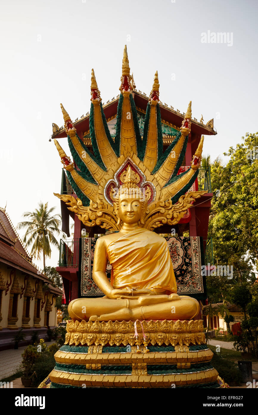 Estatua de Buda en un templo, en Vientiane, Laos. Foto de stock