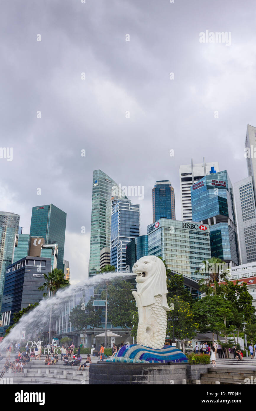 Merlion y altos edificios, Singapur Foto de stock