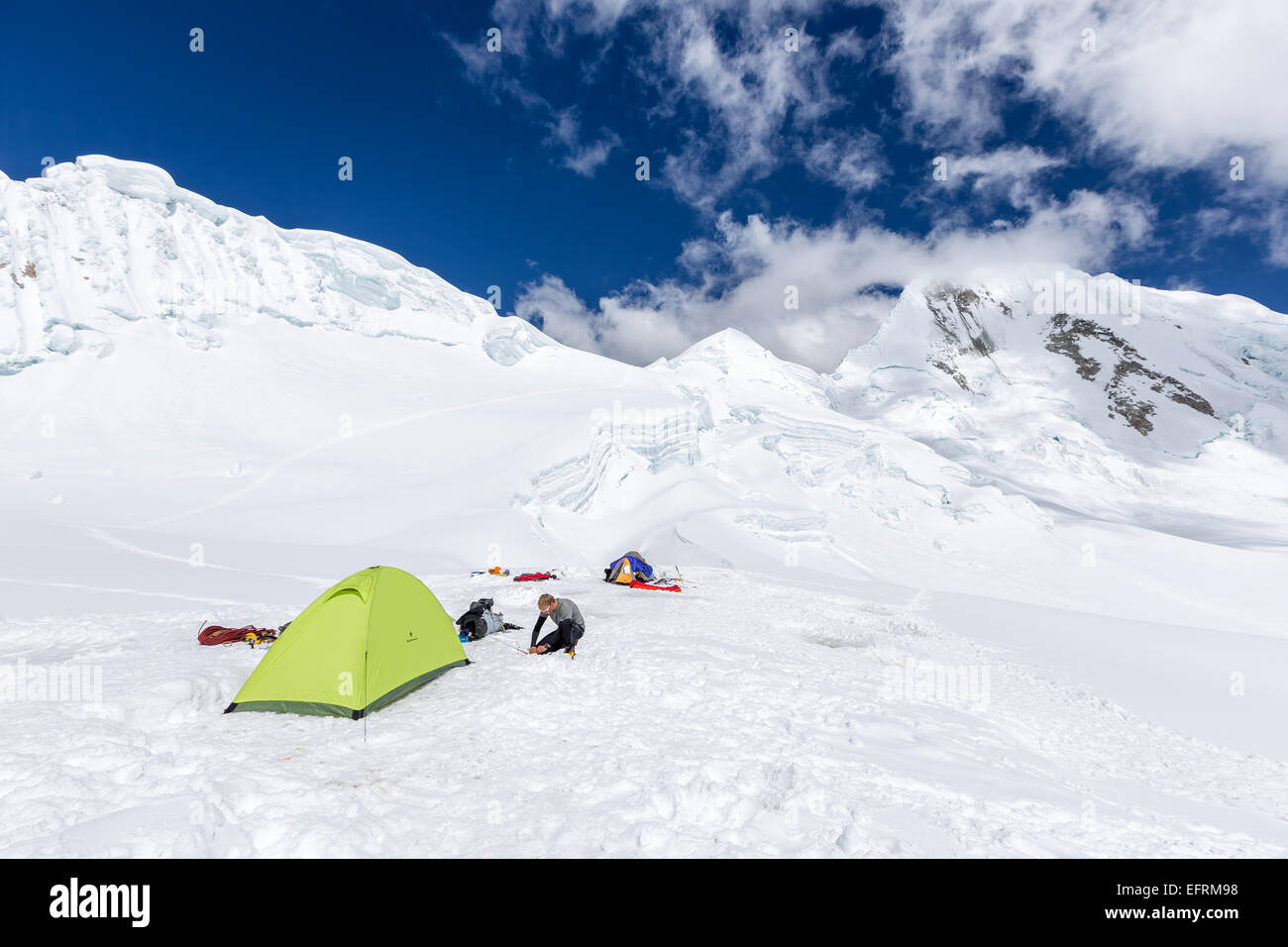 Configuración de campamento en campamento del glaciar Alpamayo, Santa Cruz valle, Cordillera Blanca, los Andes, Perú, América del Sur Foto de stock