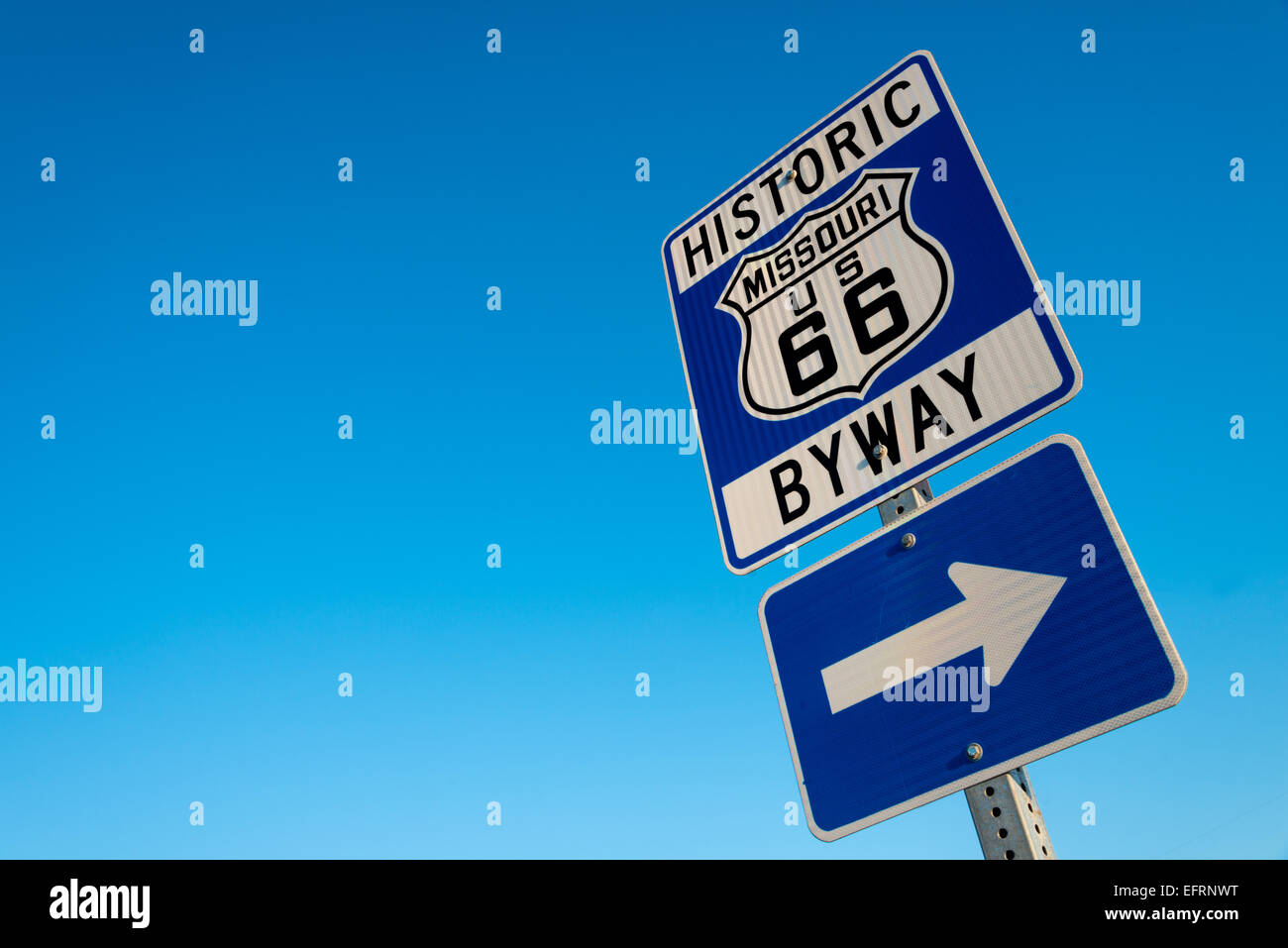 La histórica ruta 66 letreros de carretera en Missouri, EE.UU. Fondo de cielo azul Foto de stock