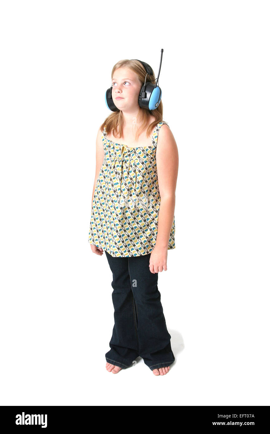 Niña con auriculares de protección con antena. adolescente aislado en  blanco proteger los oídos del ruido escuchando la radio Fotografía de stock  - Alamy