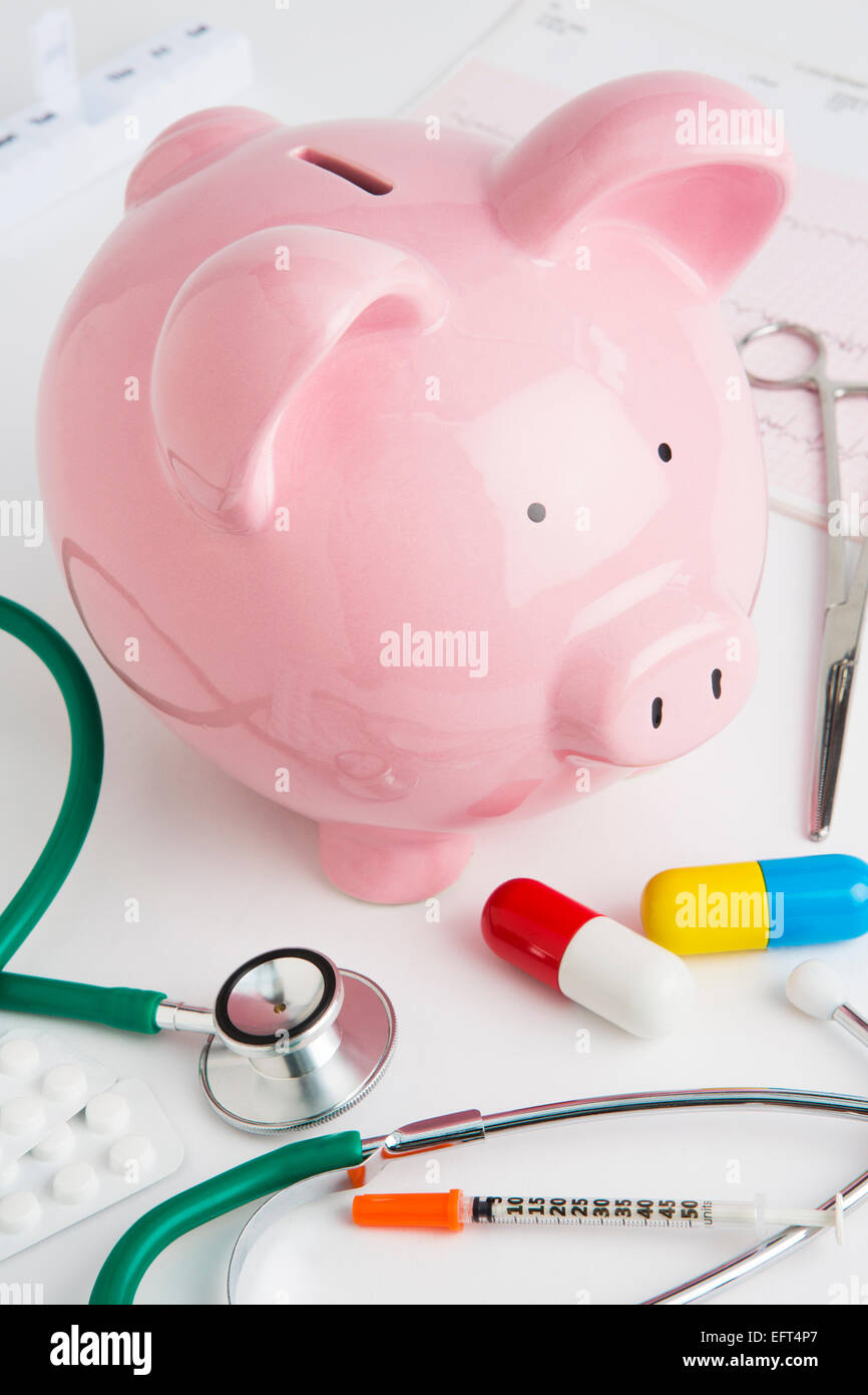 Caja de Ahorros con equipos médicos para ilustrar el seguro de salud Foto de stock