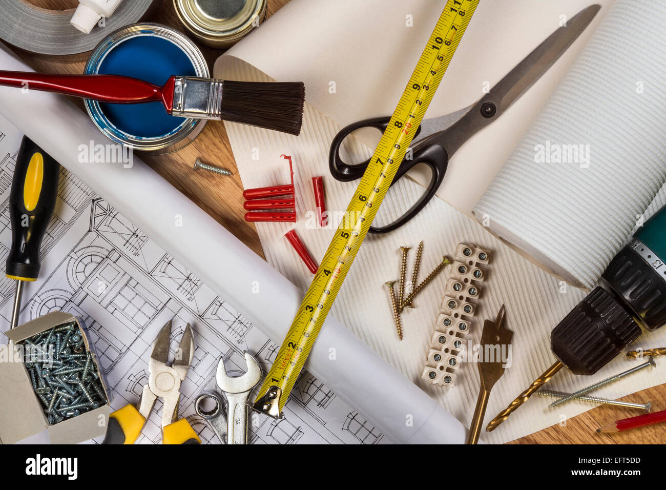 Una selección de herramientas utilizadas en el mantenimiento del hogar y la decoración. Foto de stock