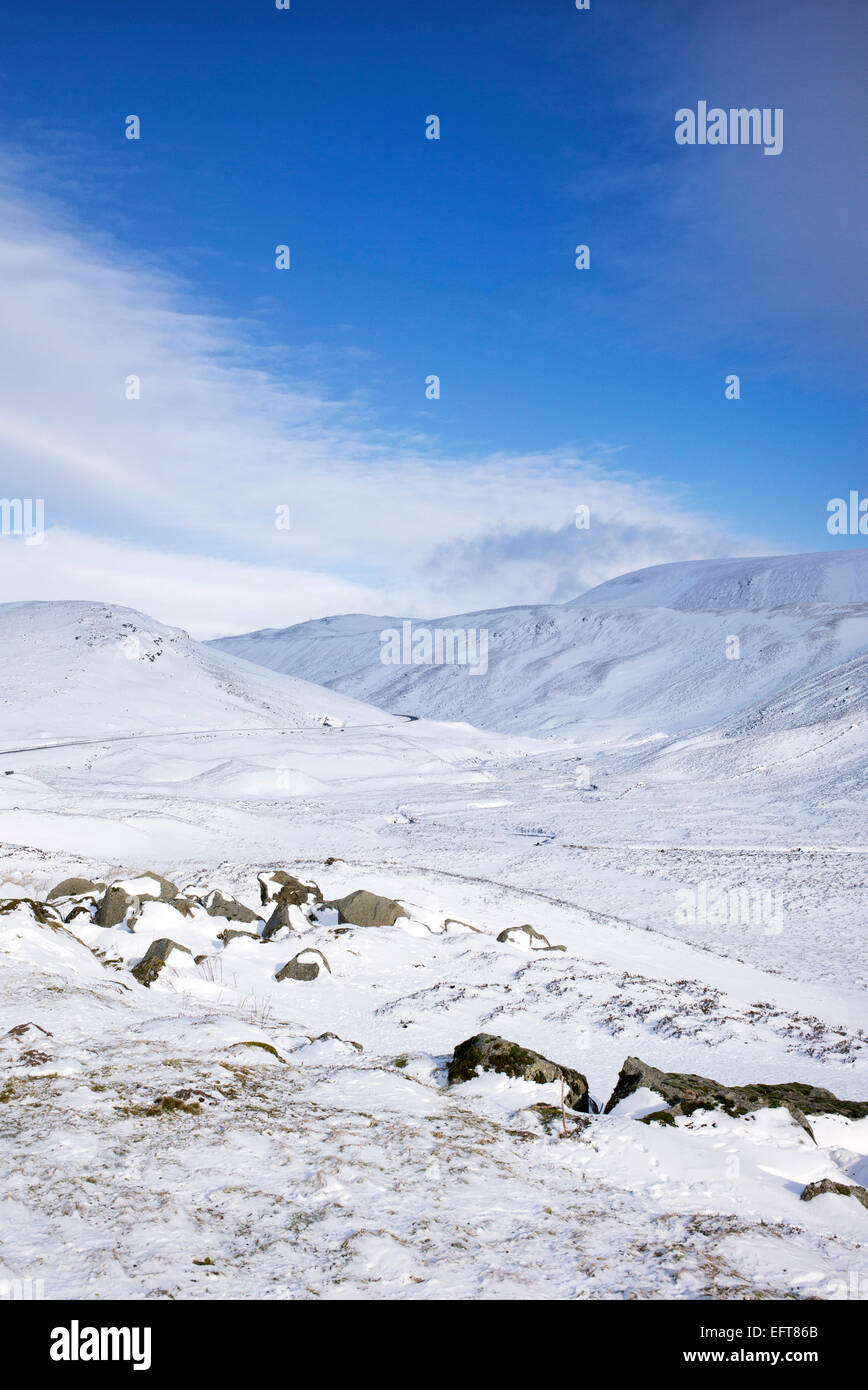 Braemar pasan por el Parque Nacional de Cairngorms en invierno la nieve. Highlands escocesas. Escocia Foto de stock