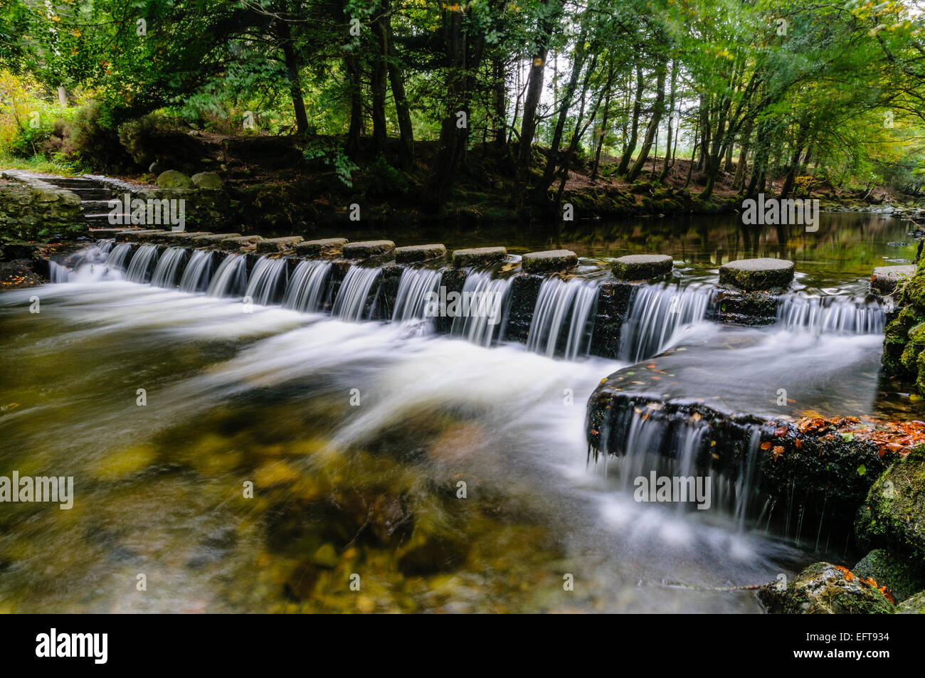 Durante el Shimna Stepping Stones River, Newcastle, las montañas de Mourne, Irlanda del Norte, que consistió en una serie de escenas de Juego de Tronos Foto de stock