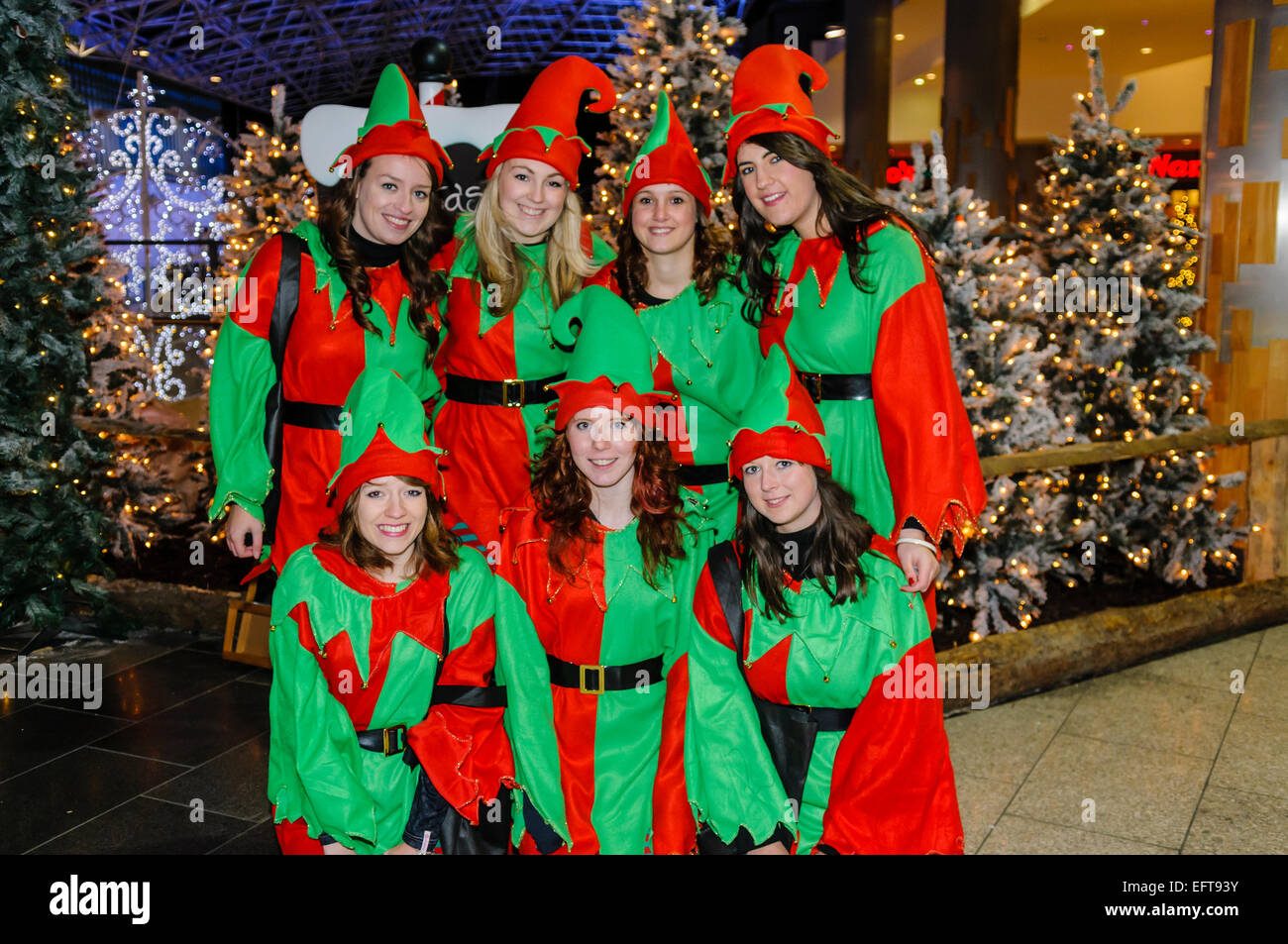 Santa's helpers elfos plantean como Victoria Square shopping center están encendidas en Belfast. Foto de stock