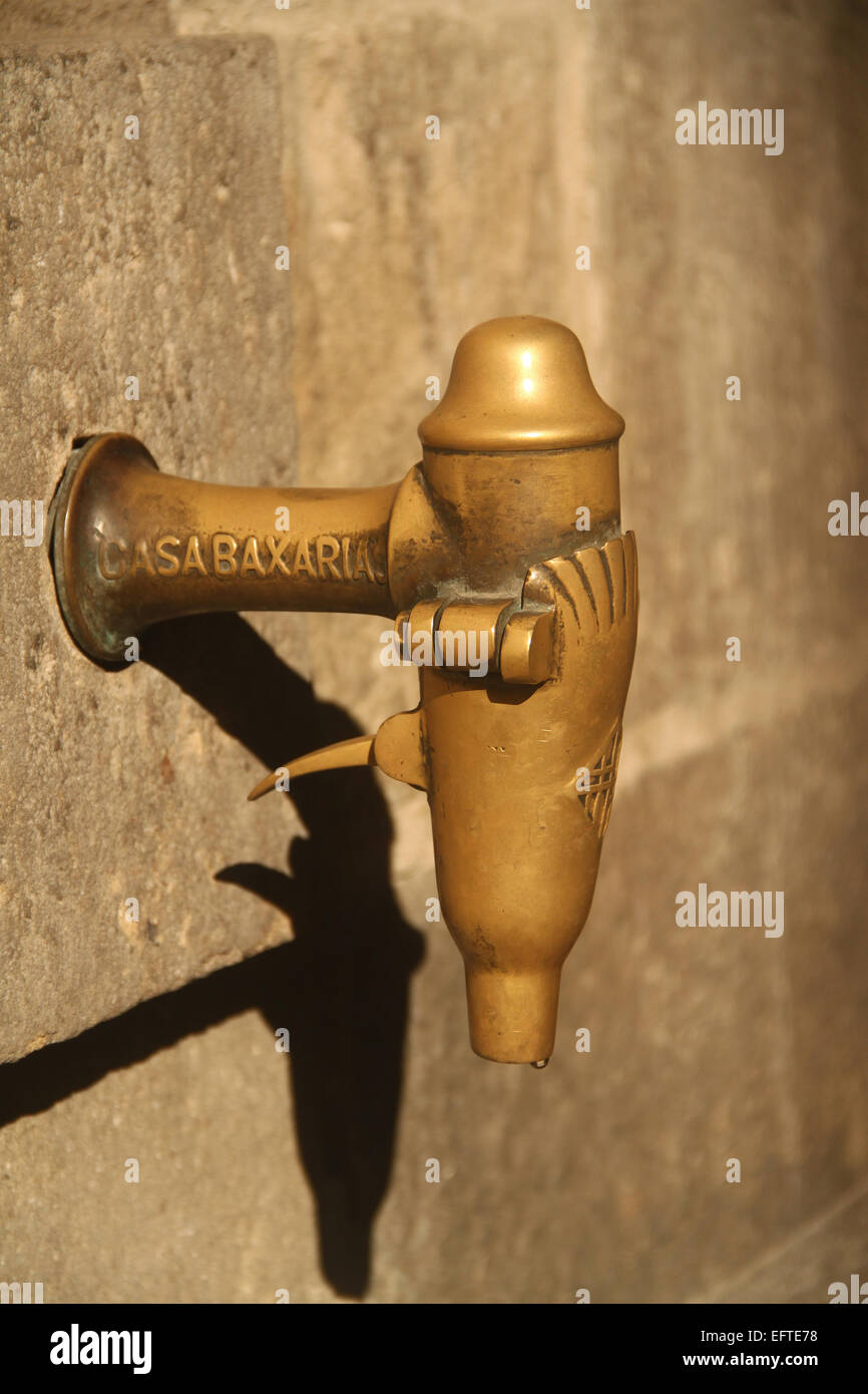 Grifo de bronce fotografías e imágenes de alta resolución - Alamy