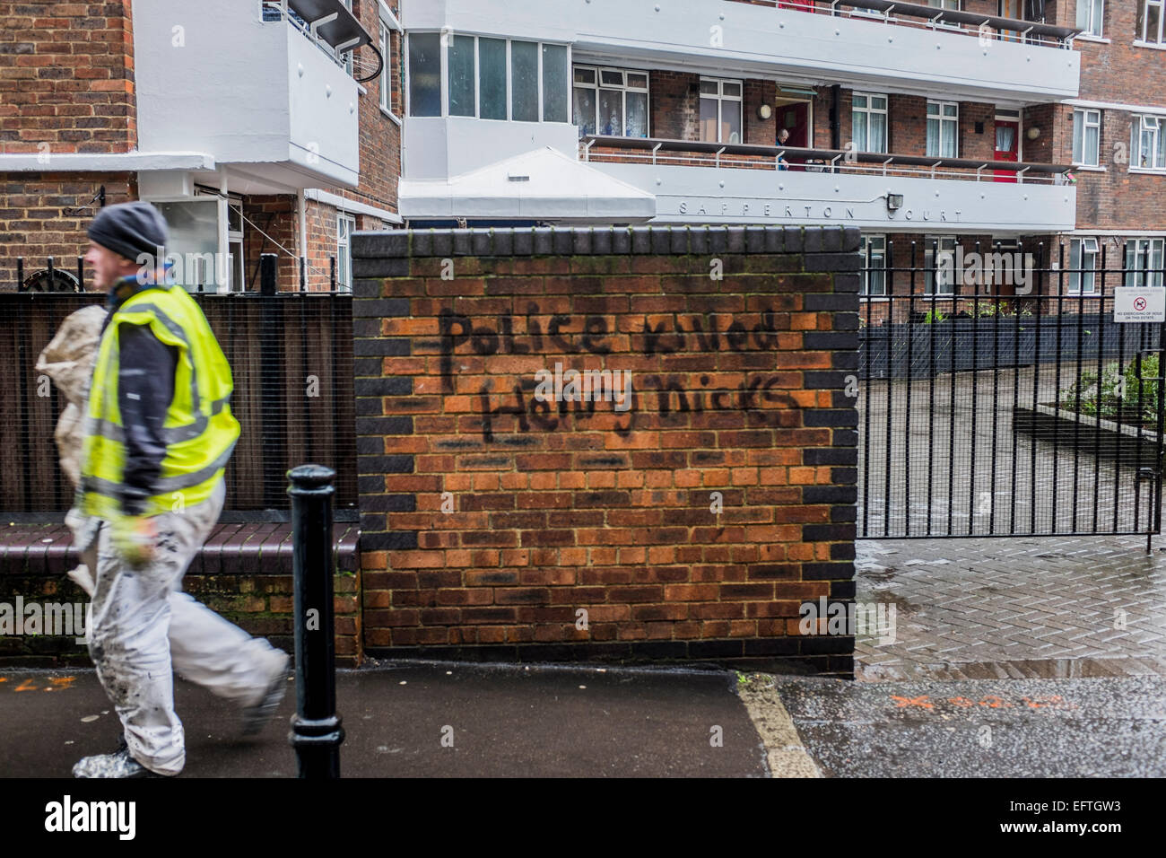 La policía anti graffiti en una pared de ladrillo en el norte de Londres Foto de stock