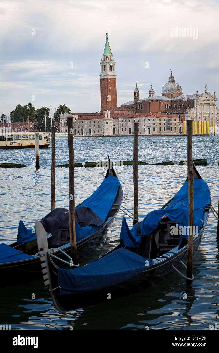 San Giorgio Maggiore, visto a través de las góndolas. Venecia, Italia. Foto de stock