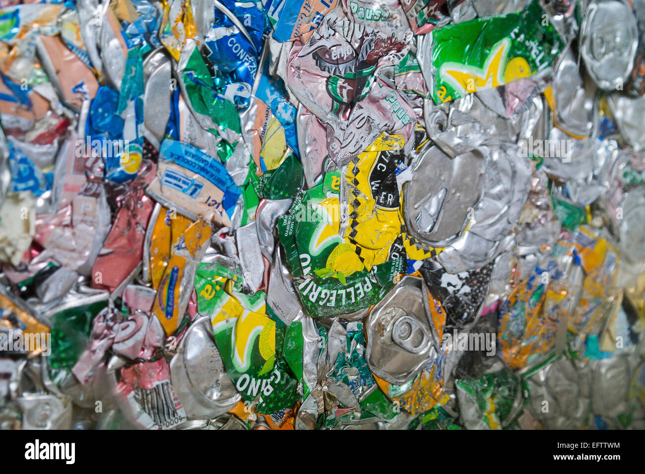 Para el reciclaje de latas de estaño aplastado Foto de stock