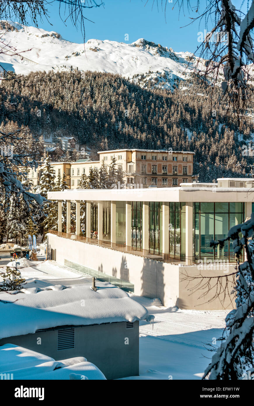 Piscina Ovavera, un nuevo spa y centro deportivo, St. Moritz Bad, Grisons, Suiza Foto de stock