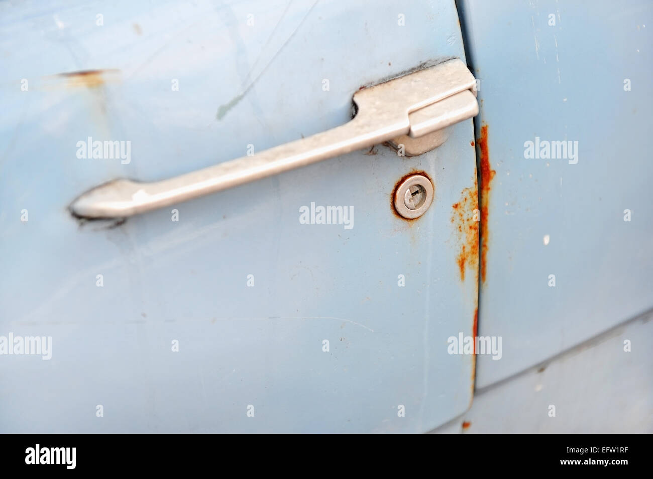 Detalle shot con un oxidado la cerradura de la puerta de un coche viejo Foto de stock