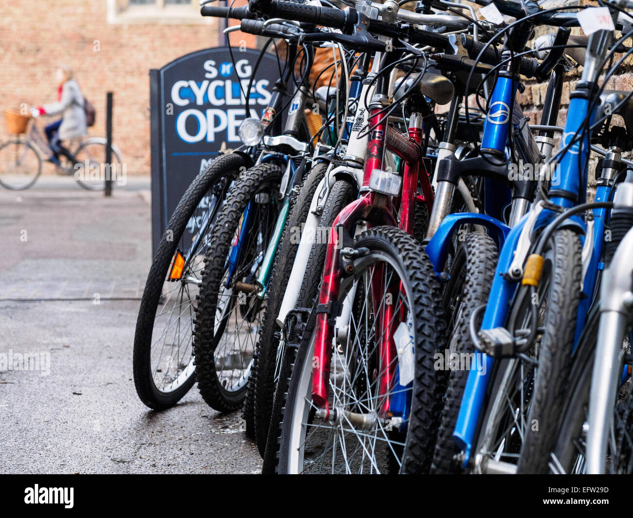 Bicicletas de segunda mano fotografías e imágenes de alta resolución - Alamy