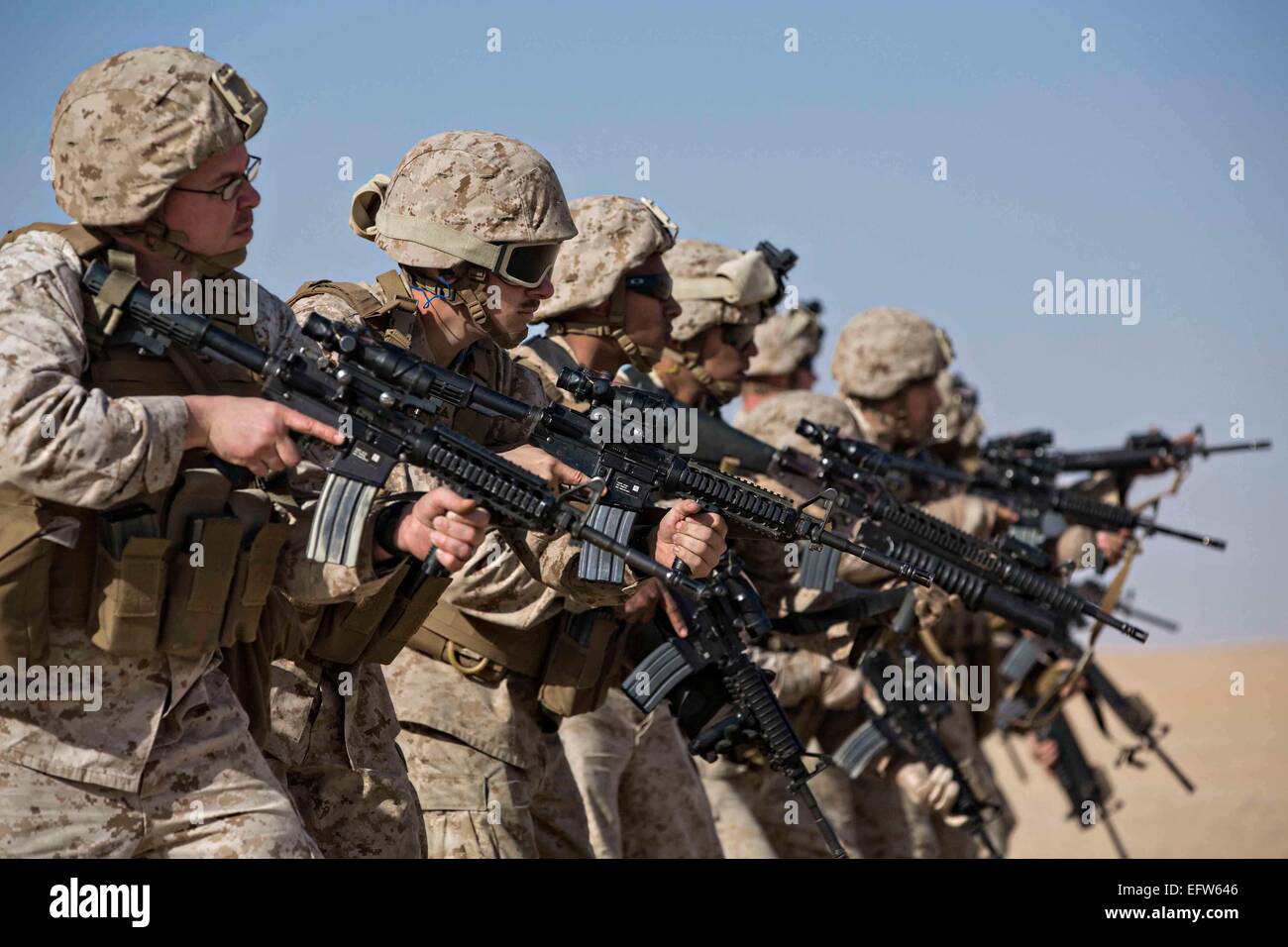 La práctica de los Marines estadounidenses contra deslizamiento durante un ejercicio de capacitación integrada, 5 de febrero de 2015 en el Marine Corps Base Twentynine Palms, California. Foto de stock