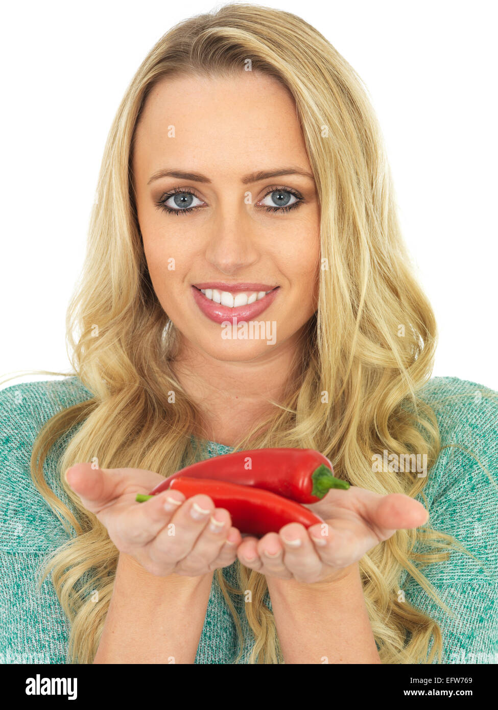 Atractiva mujer joven celebración picantes chiles rojos raw Foto de stock