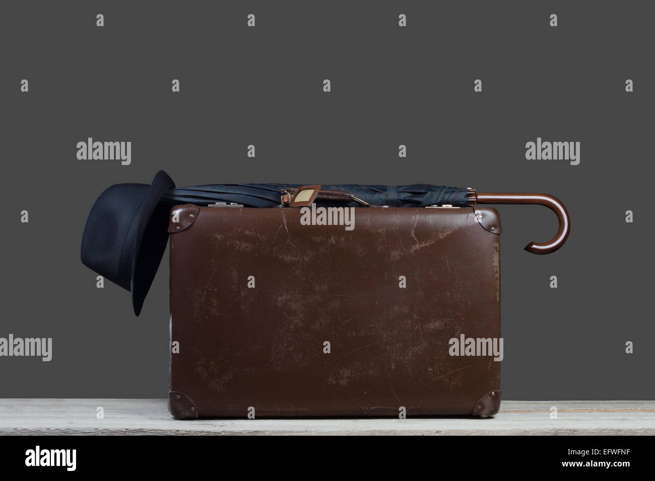 Baggage old suitcase umbrella hat fotografías e imágenes de alta resolución  - Alamy