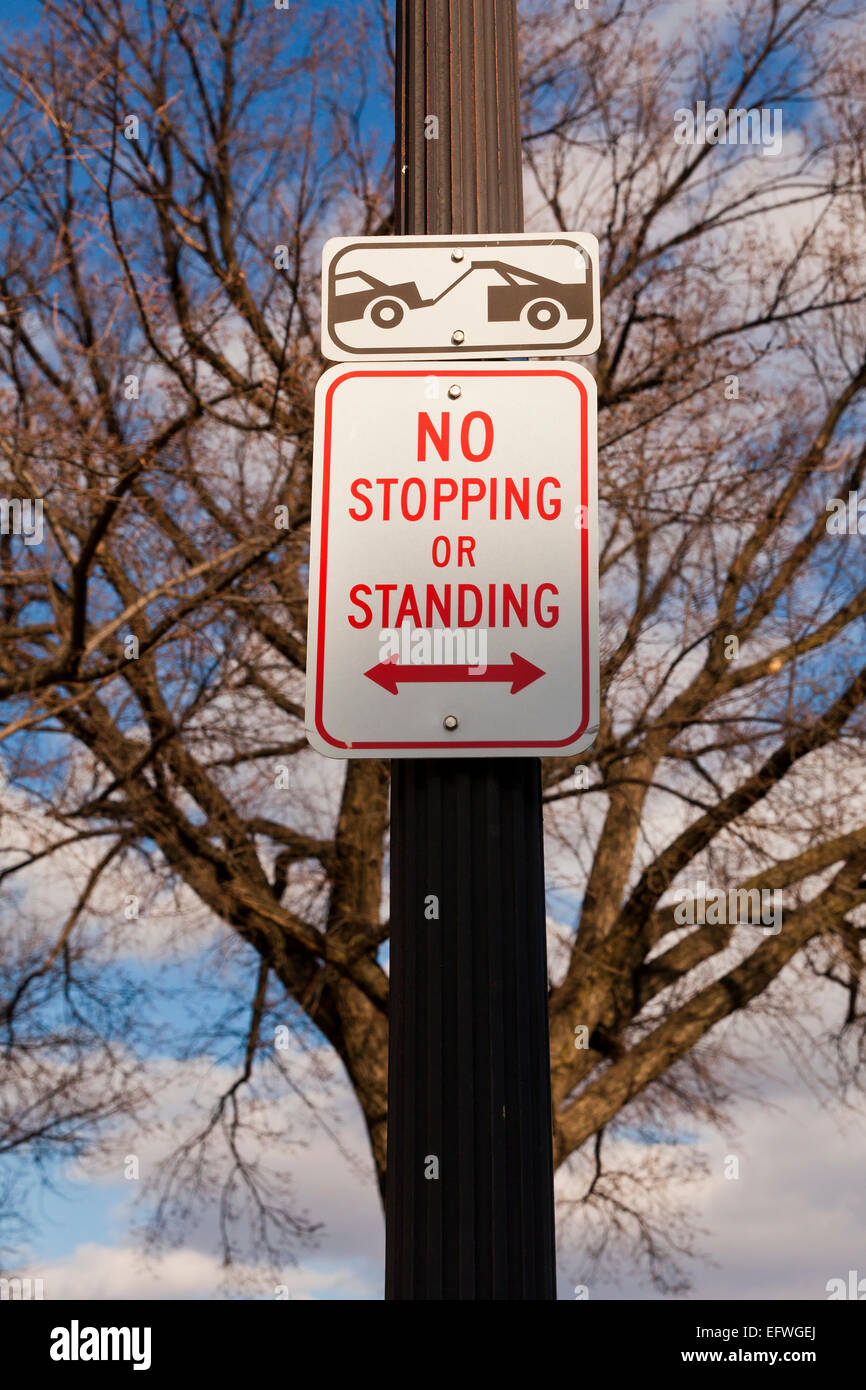 Lejos de la zona de remolque sin aparcamiento o parando el signo en polo - EE.UU. Foto de stock