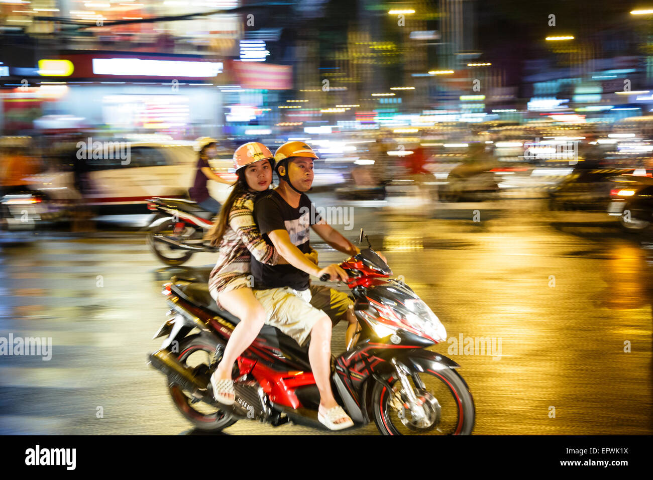 Ocupado tráfico nocturno, Ciudad de Ho Chi Minh (Saigón), Vietnam. Foto de stock
