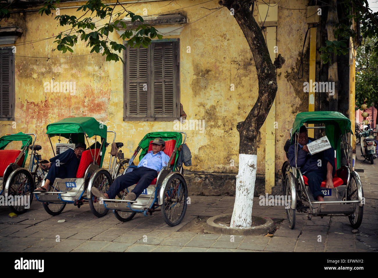 Cyclo drivers que descansan, Hoi An, Vietnam. Foto de stock