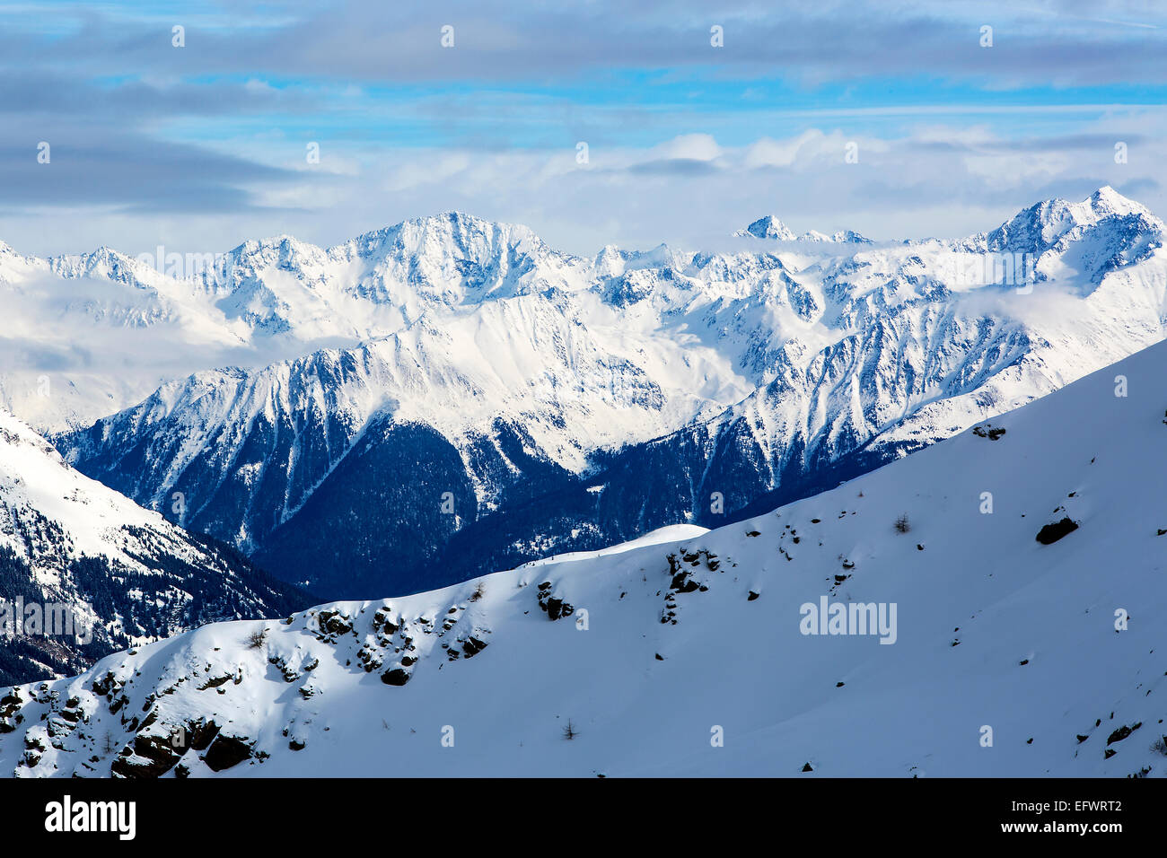 Paisaje de montaña en los Alpes austríacos, con tiempo soleado y con cielo azul Foto de stock