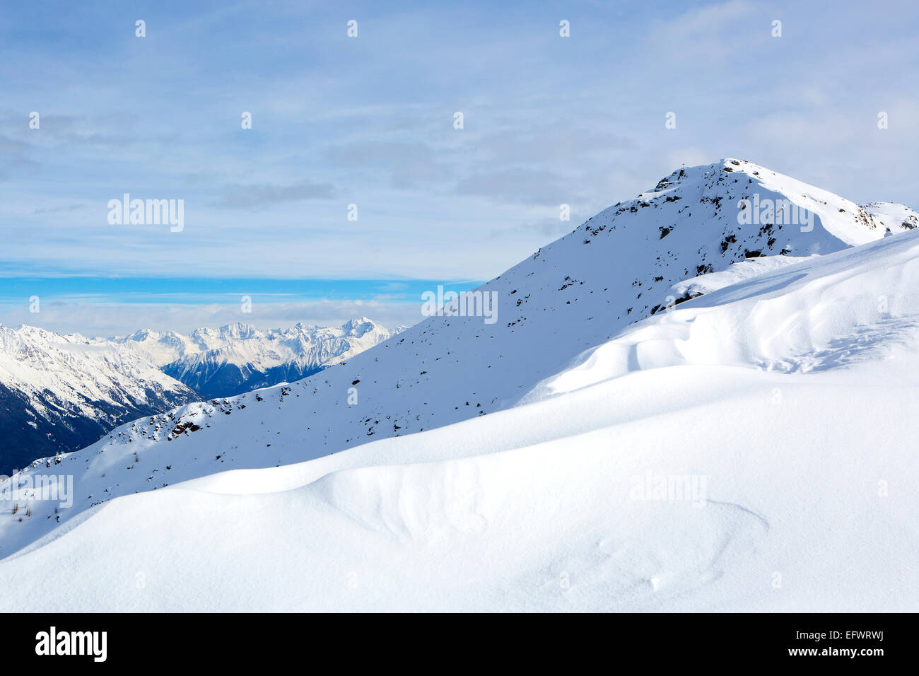 Paisaje de montaña en los Alpes austríacos, con tiempo soleado y con cielo azul Foto de stock