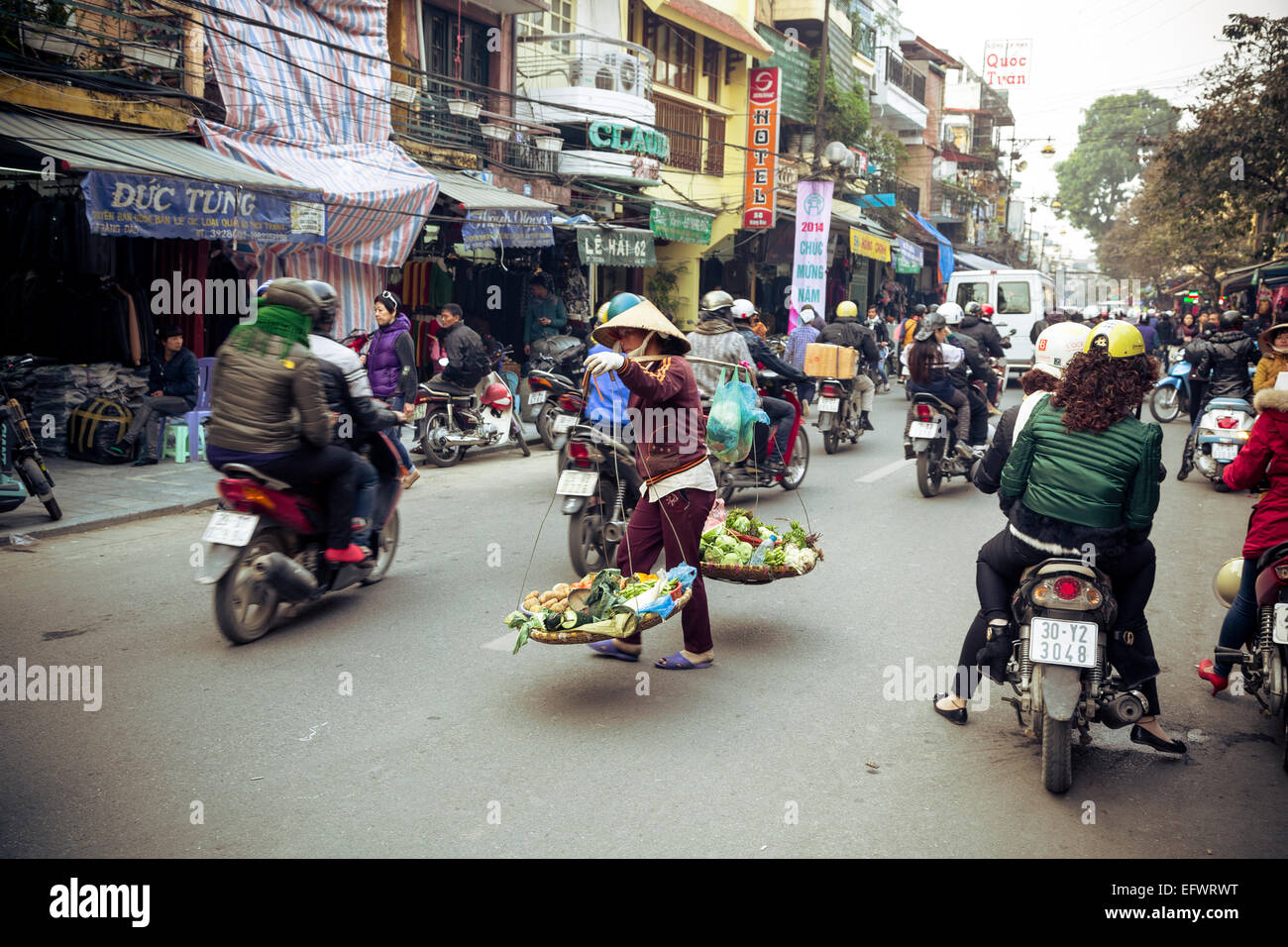 Escena callejera en el barrio antiguo de Hanoi, Vietnam. Foto de stock