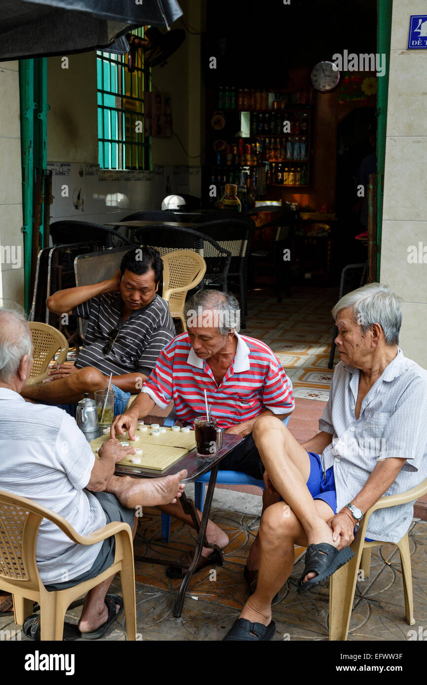 Hombres jugando juegos de tablero, Can Tho, en el Delta del Mekong, Vietnam Foto de stock