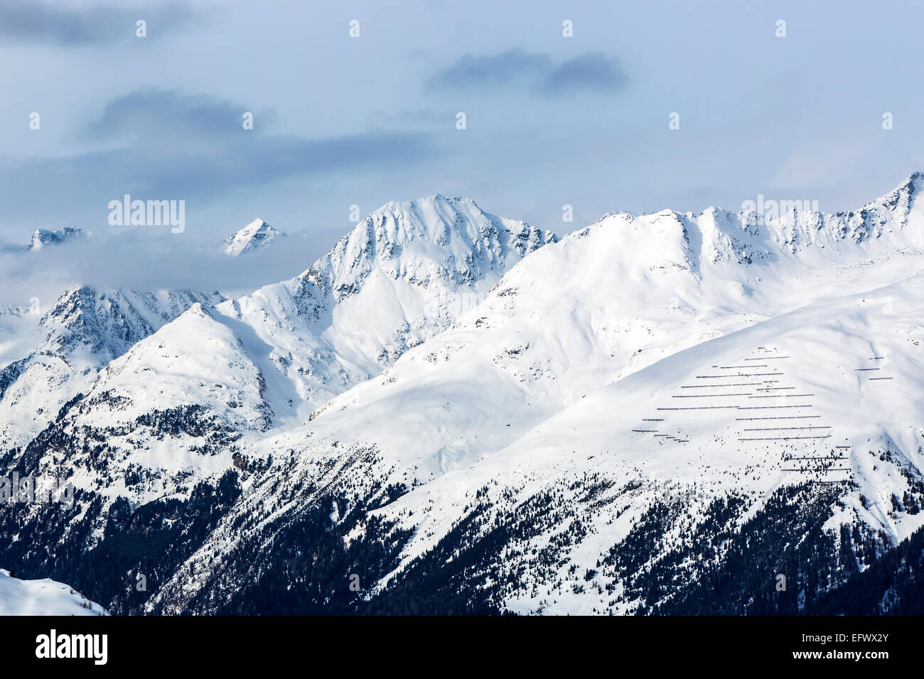 Paisaje de montaña en los Alpes austríacos, con tiempo soleado y con cielo azul Foto de stock