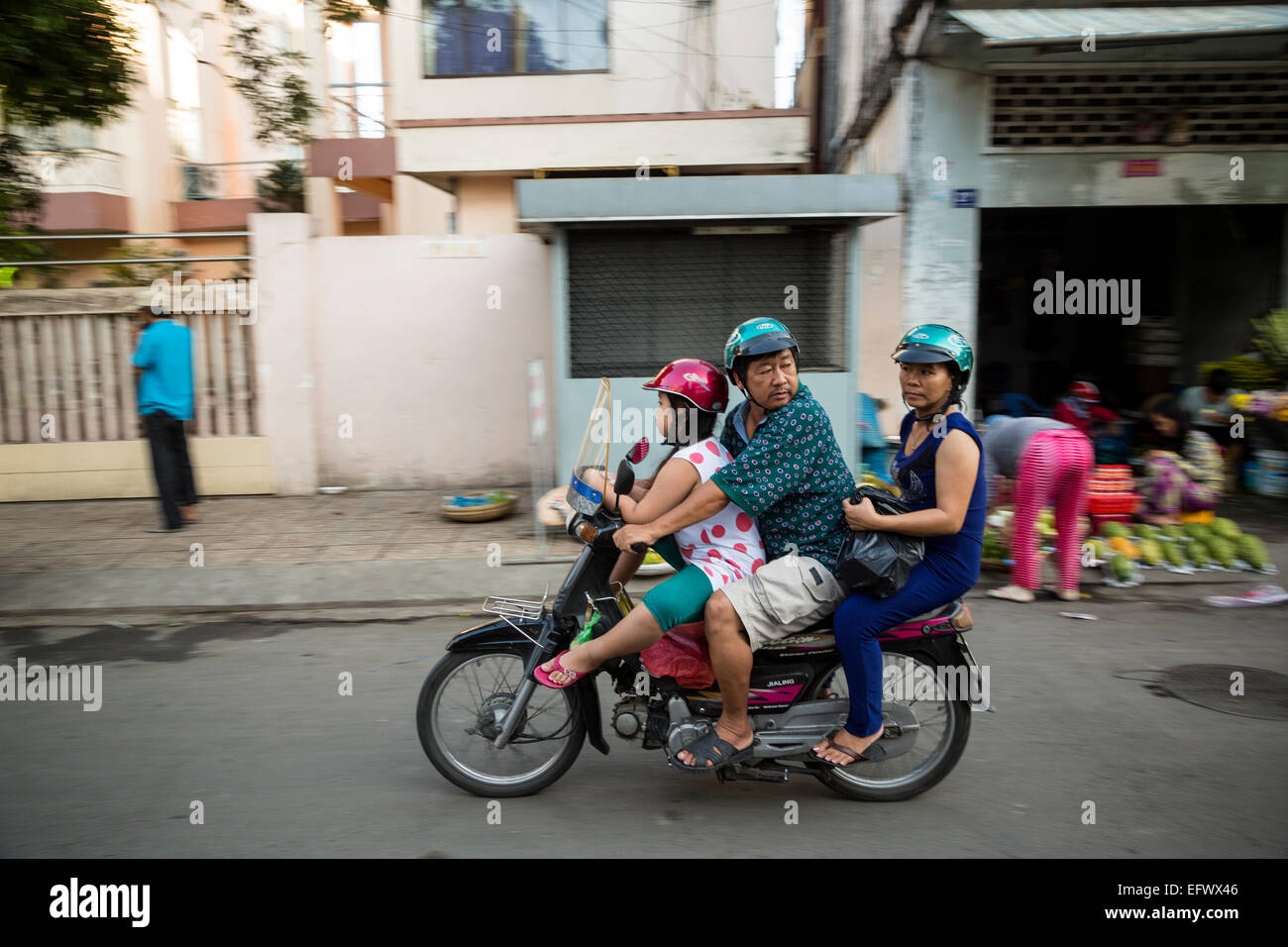 Familia montando un scooter, Can Tho, en el Delta del Mekong, Vietnam Foto de stock
