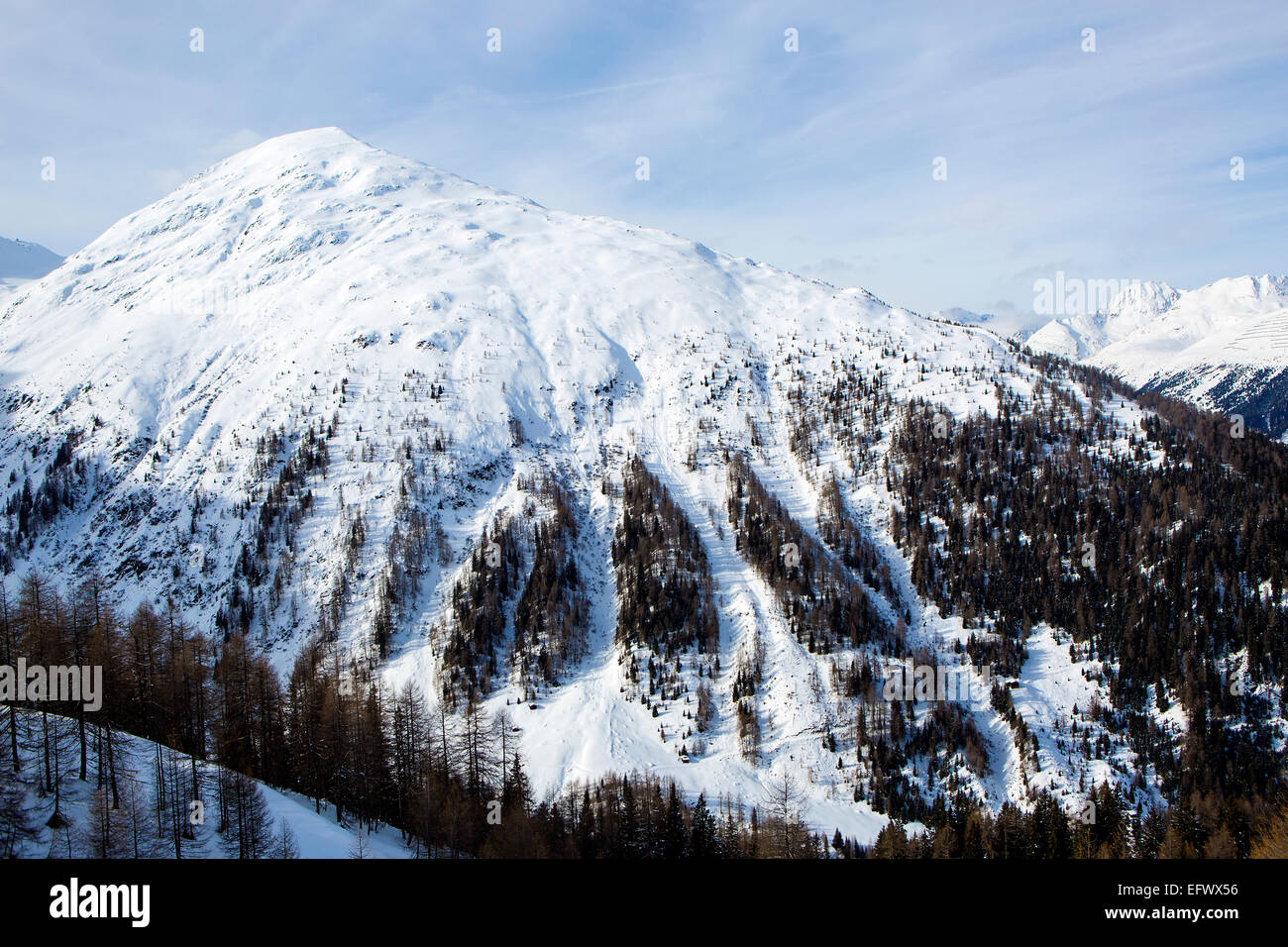 Paisaje de montaña en los Alpes austríacos, con tiempo soleado y con cielo azul Foto de stock