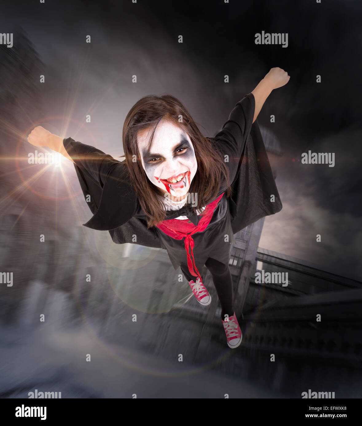 Chica con la pintura facial y vampiro Halloween Costume volando Fotografía  de stock - Alamy