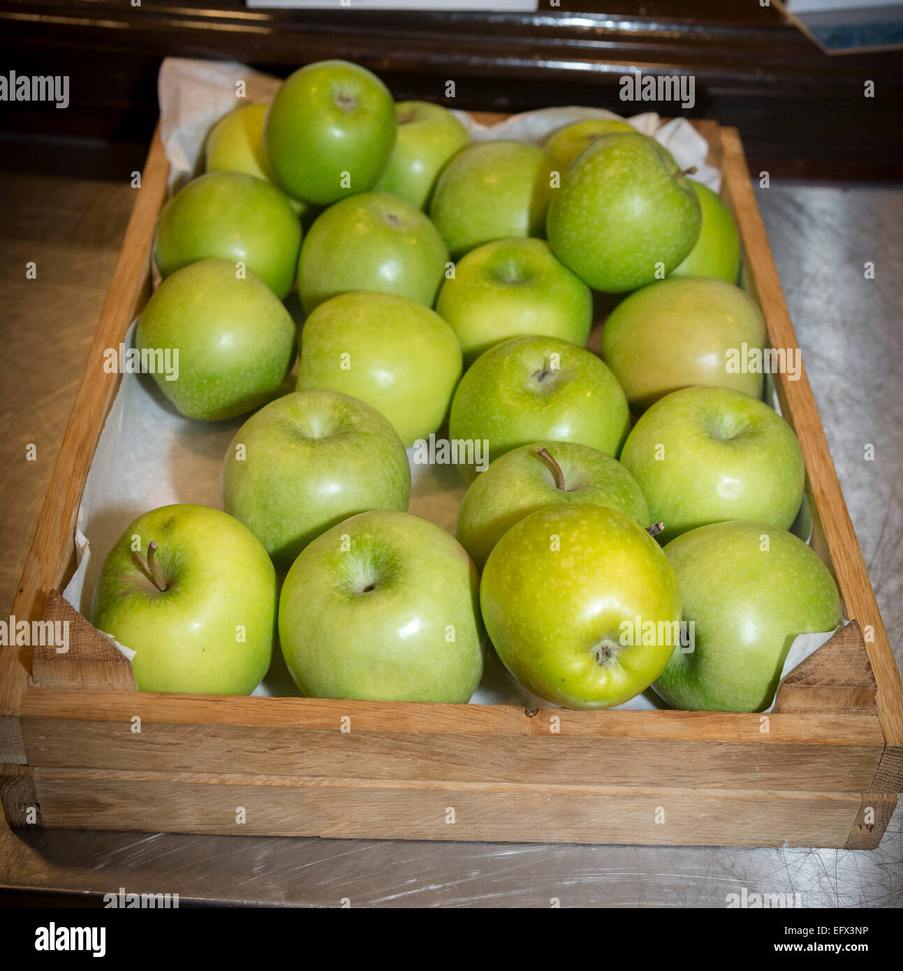 Caja de madera llena de manzanas verdes Fotografía de stock - Alamy