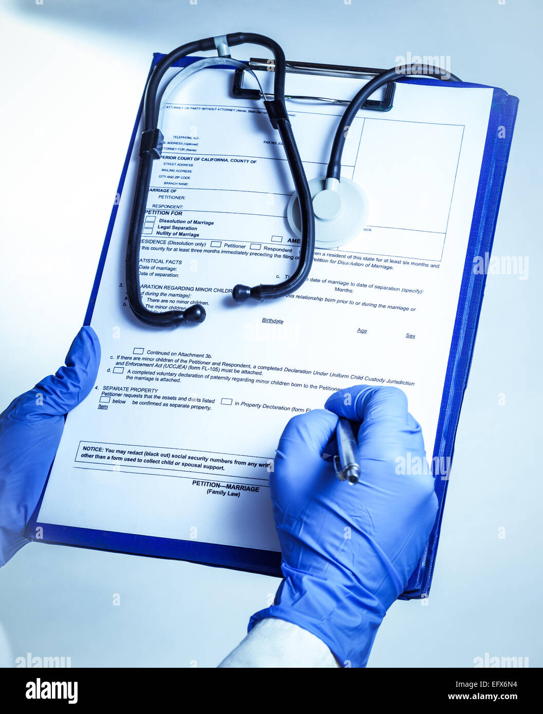 Llenar los registros médicos del paciente Fotografía de stock Alamy Llenar los registros médicos del paciente Fotografía de stock Alamy