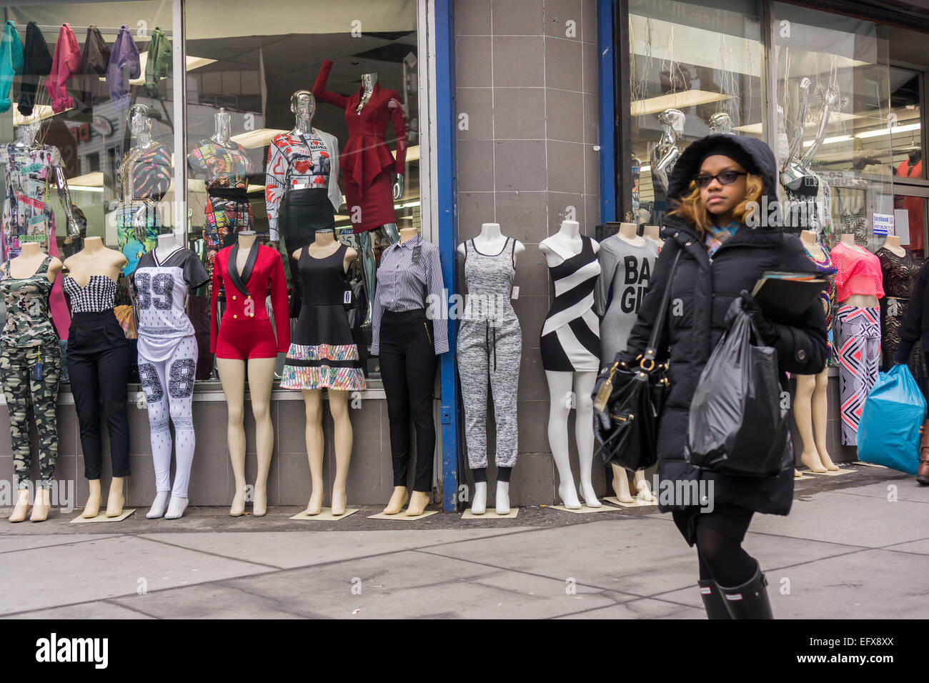 Una tienda muestra una selección de prendas de vestir en maniquíes en  Downtown Brooklyn en Nueva York, el sábado, 7 de febrero de 2015. La zona  ha sido por años un medio