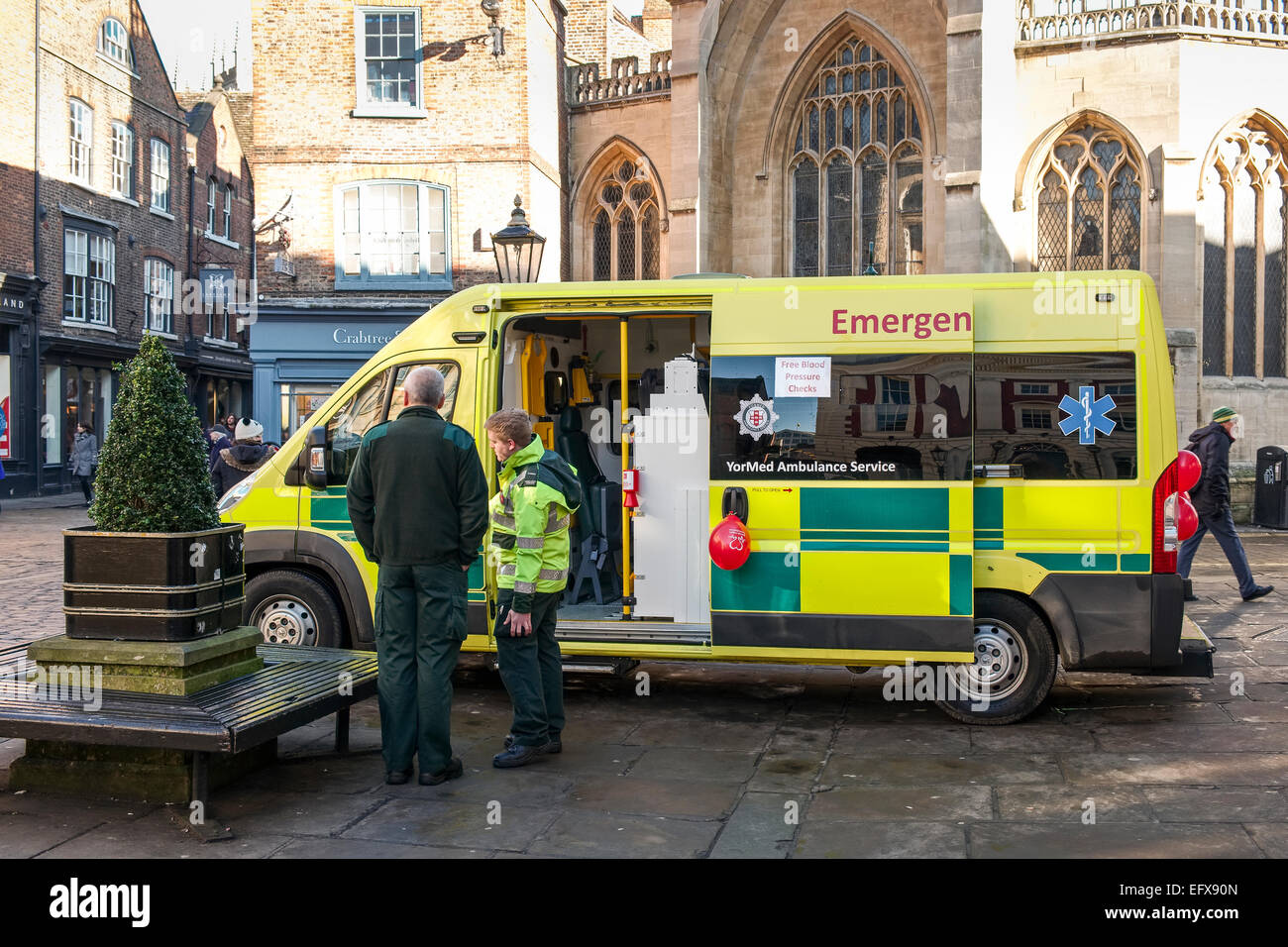 Una ambulancia estacionada en el centro de York ofrece gratuitamente un chequeo de la presión arterial para el público, los miembros del público. Foto de stock