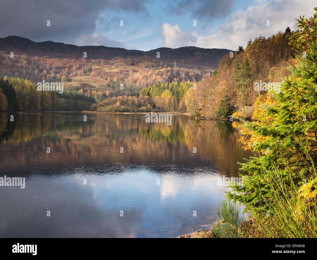 Loch Faskally cerca de Pitlochry en otoño, Perth y Kinross, Escocia Foto de stock