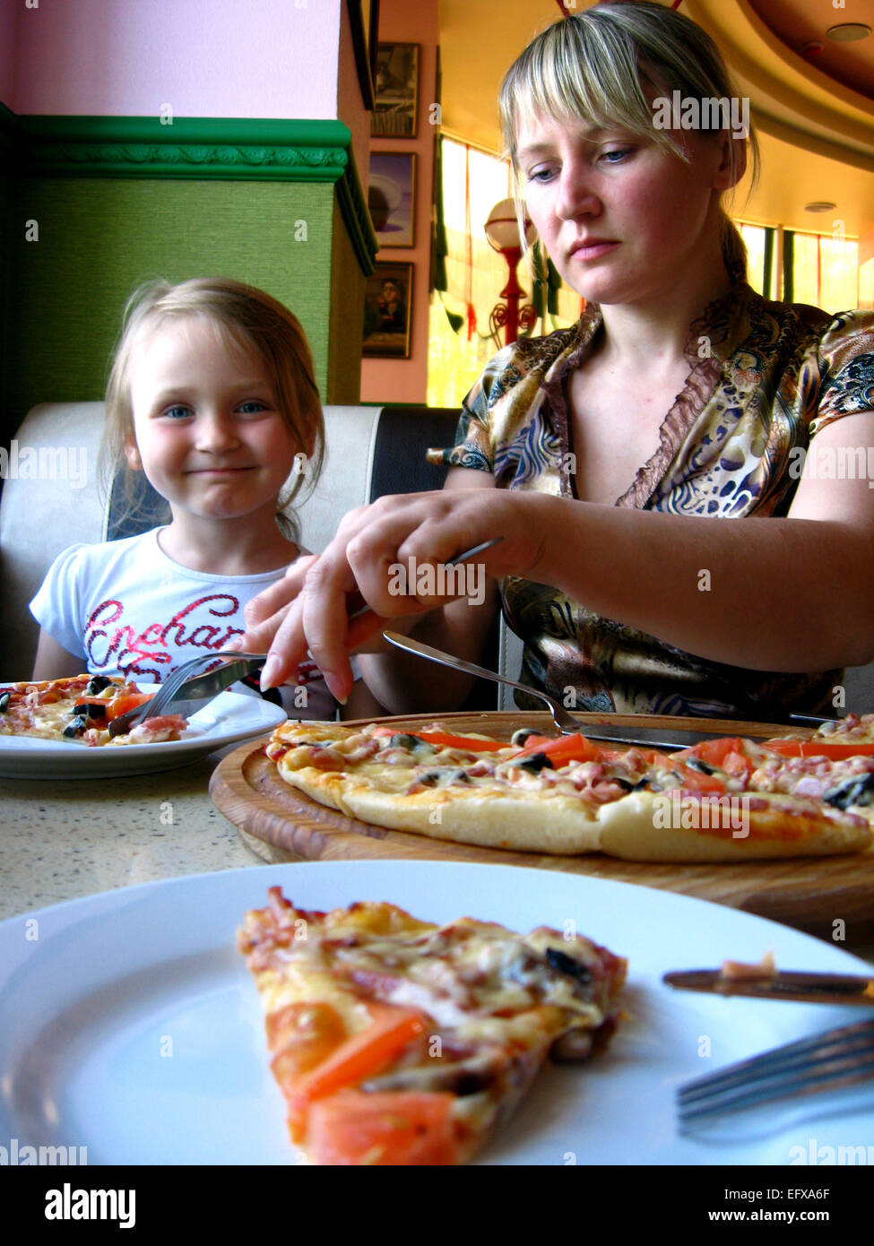Imagen de la madre y la hija de comer en una pizzería Foto de stock