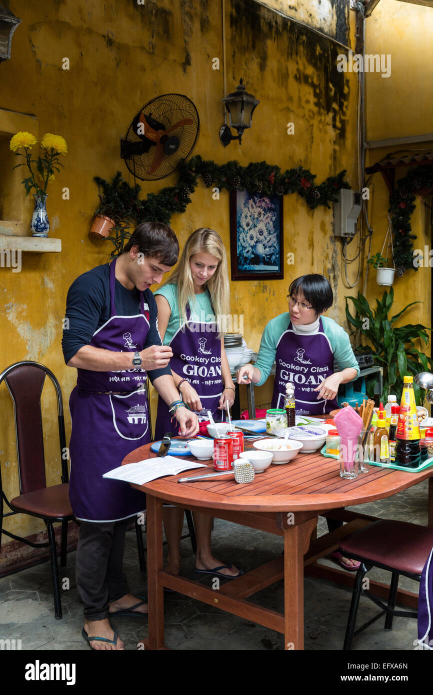 Los turistas tomando clases de cocina, Hoi An, Vietnam. Foto de stock