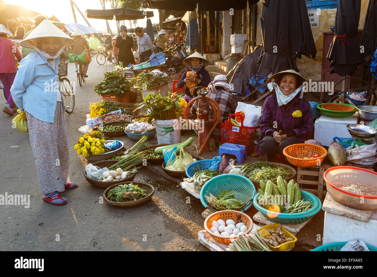 Vendedores de frutas y verduras en el Mercado Central, Hoi An, Vietnam. Foto de stock