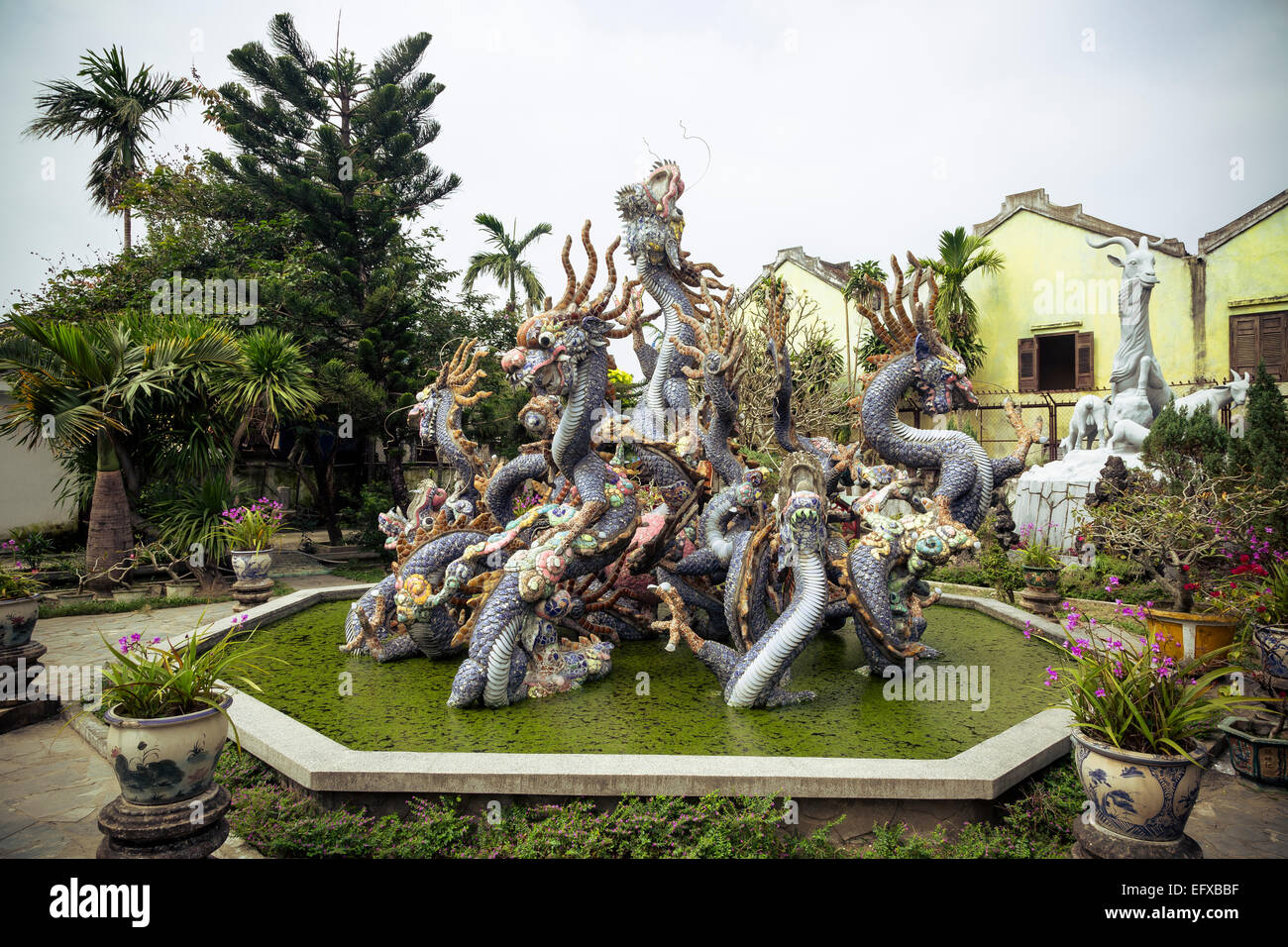 Estatua de dragón en el cantonés Assembly Hall (Quang Trieu), Hoi An, Vietnam. Foto de stock