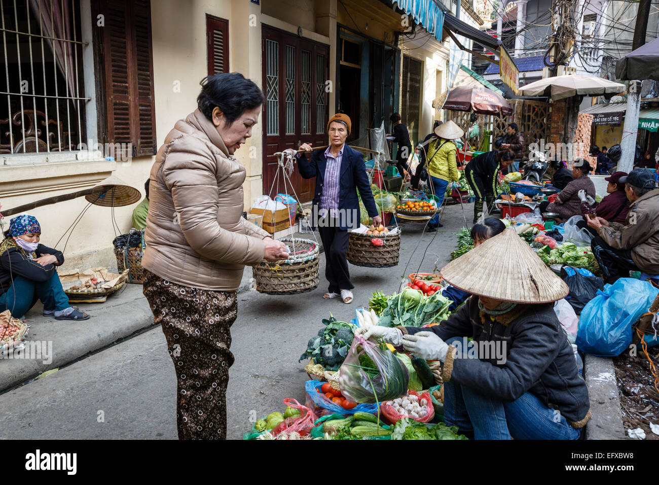 Mercado en el barrio antiguo de Hanoi, Vietnam. Foto de stock