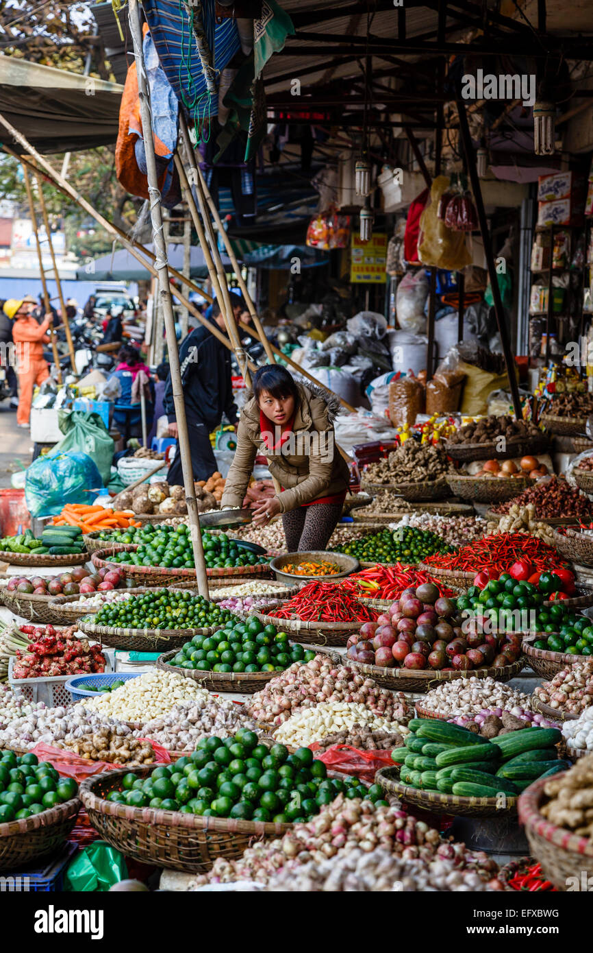 Mercado en el barrio antiguo de Hanoi, Vietnam. Foto de stock