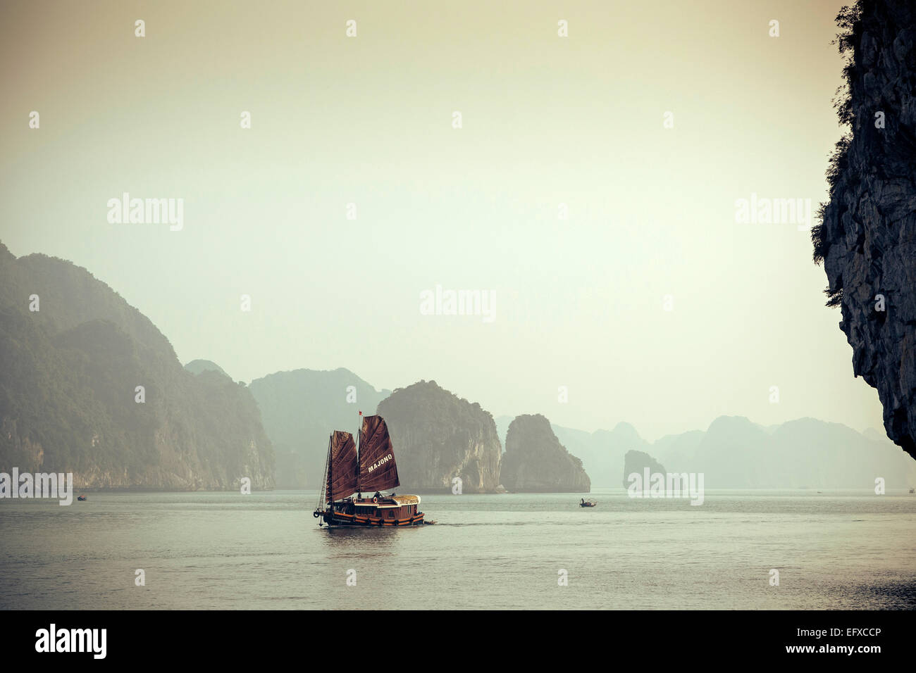 Barco basura en la Bahía de Halong, Vietnam Foto de stock